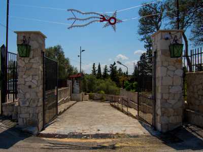 Il tempio si affaccia su strada Madonna della Grotta, la via che conduce da Modugno allo Stadio San Nicola. Un cancello inserito tra due colonne in pietra permette l�accesso al sito...